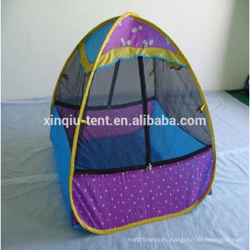 niños aparecen jugando cama carpa